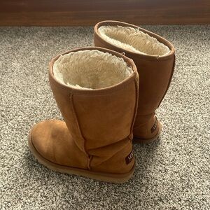 Women’s light brown Uggs